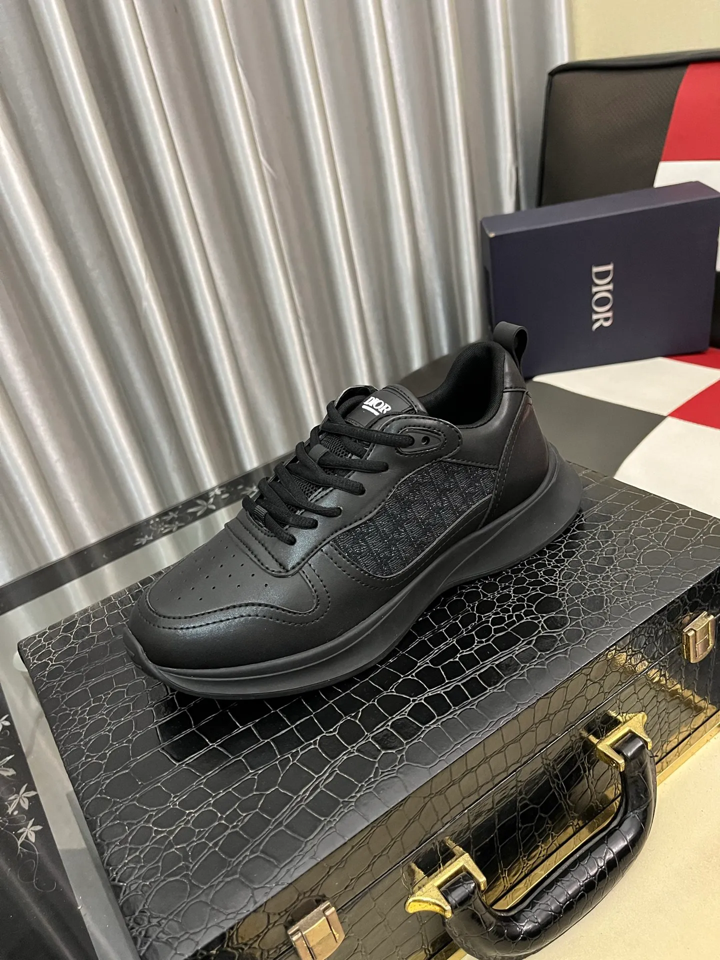 Men's shoes💰: 380⌚️⌚️[Dior] Dior's new men's genuine leather casual shoes, the highest version on the market, any comparison is welcome🆚! The original leather has excellent texture and is super high-end! Fetal sheep net lining imported from Italy, removable pad! Luxurious materials and fine workmanship, highly recommended! Code number: 38-445️⃣Colors available